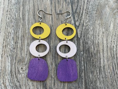 Kolmikko korvakorut violetti keltainen | Puiset korvakorut | Korvakorut netistä Auros Design