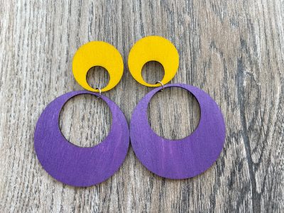 Korona nappi korvakorut keltainen violetti | Puiset korvakorut | Korvakorut netistä Auros Design