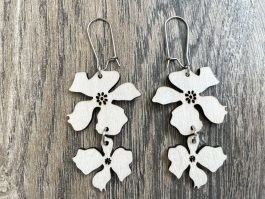 Orkidea korvakorut valkoinen | Puiset korvakorut | Korvakorut netistä Auros Design