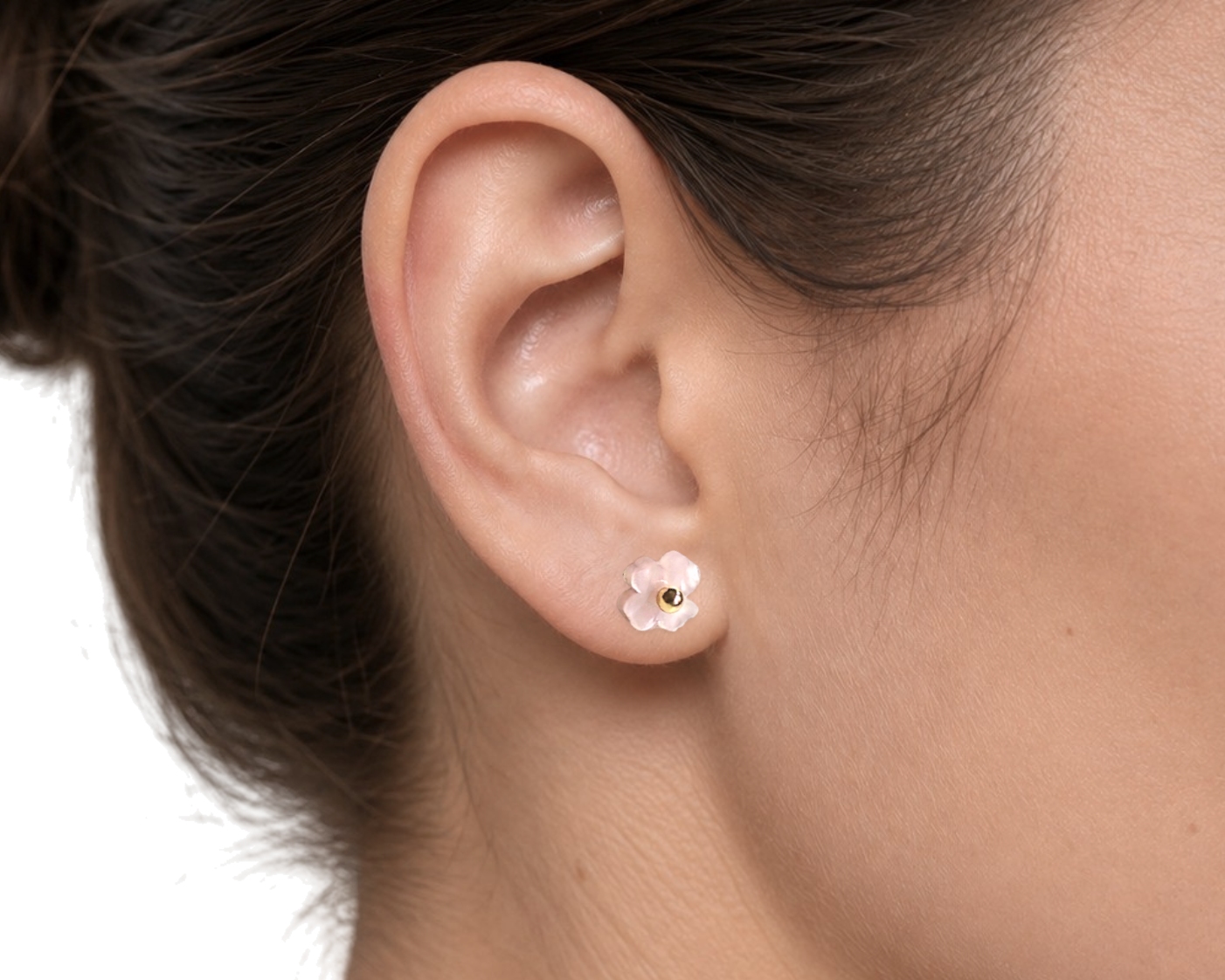 Mini Kukkanen | Puiset korvakorut | Korvakorut | Koruliike Auros Kotimainen verkkokauppa Close up of a small pink flower stud earring on the earlobe of the left ear | Puiset korvakorut | Korvakorut | Koruliike Auros Kotimainen verkkokauppa